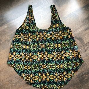 Flowy, patterned tank